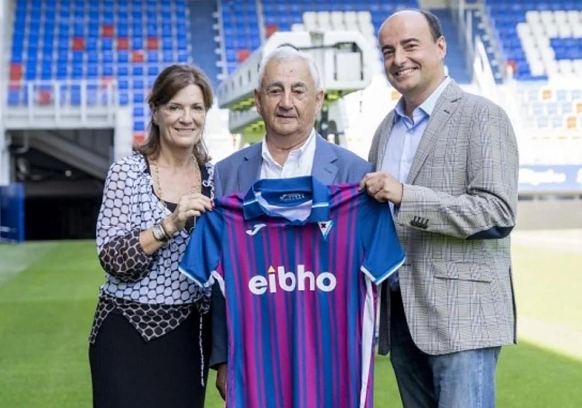 Anastasio Sacedo, flanqueado por la presidenta del Eibar, Amaya Gorostiza y Asier Sacedo.