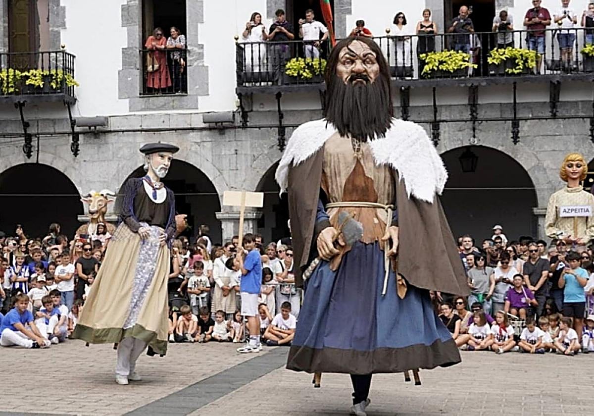 Un momento del concurso de baile de los gigantes.