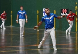 Larrazabal, protagonista en el Ogueta, saca ante Urrutikoetxea y Mariezkurrena II.