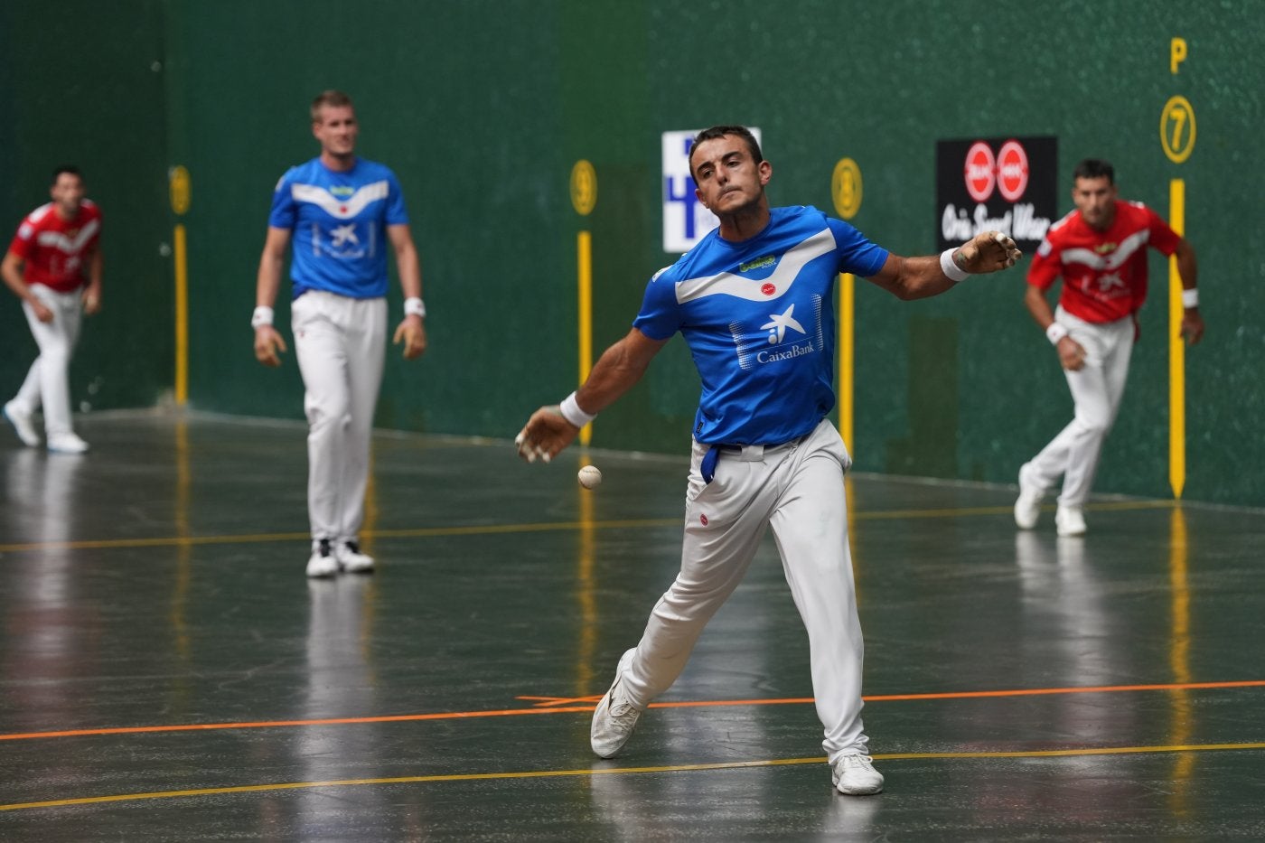 Larrazabal, protagonista en el Ogueta, saca ante Urrutikoetxea y Mariezkurrena II.