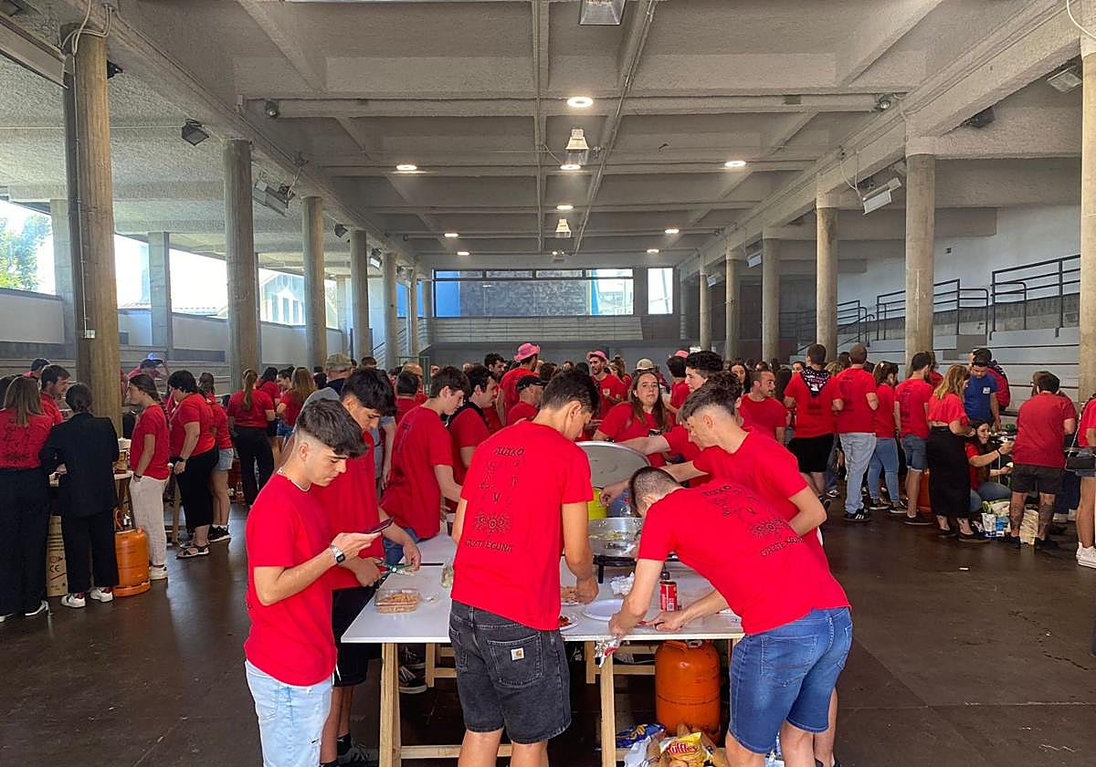 Herritarrak, batik bat gazteak, prest jaietaz disfrutatzeko.