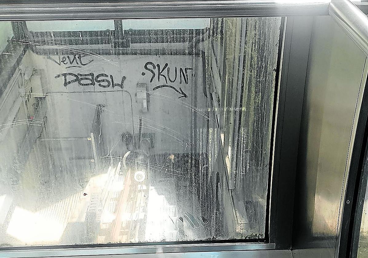 Una lector nos envía esta imagen del interior del ascensor inclinado de Morlans. Los cristales, tanto los que separan la cabina de la maquinaria como los que permiten visualizar el exterior, están llenos de chorretones y necesitarían «una buena limpieza».