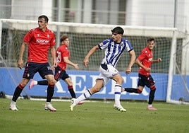 Jon Martín se dispone a frenar a Budimir en Zubieta durante el amistoso ante Osasuna