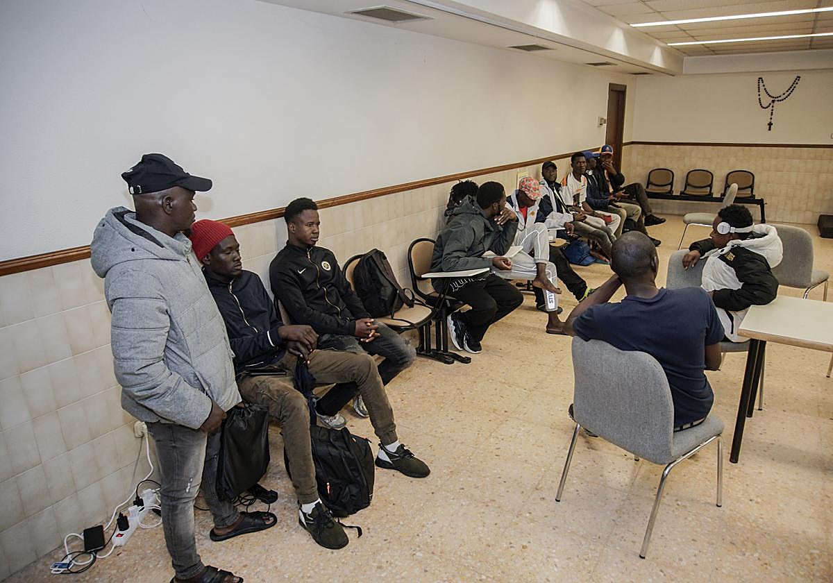 Un grupo de malienses en un punto de atención abierto en Amara.