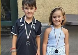 Alaitz Hidalgo con su trofeo. Derecha, los hermanos Bera y Luken Pascual, en Amara.