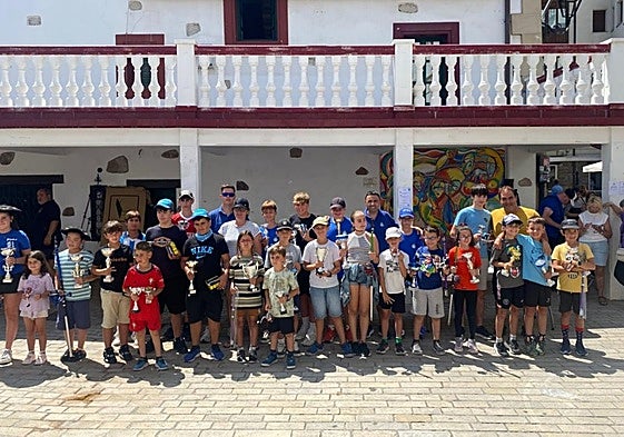 Aitona Periko-ko irabazleak eta arrain txiki lehiaketan parte hartutakoak Anadeko kideekin.