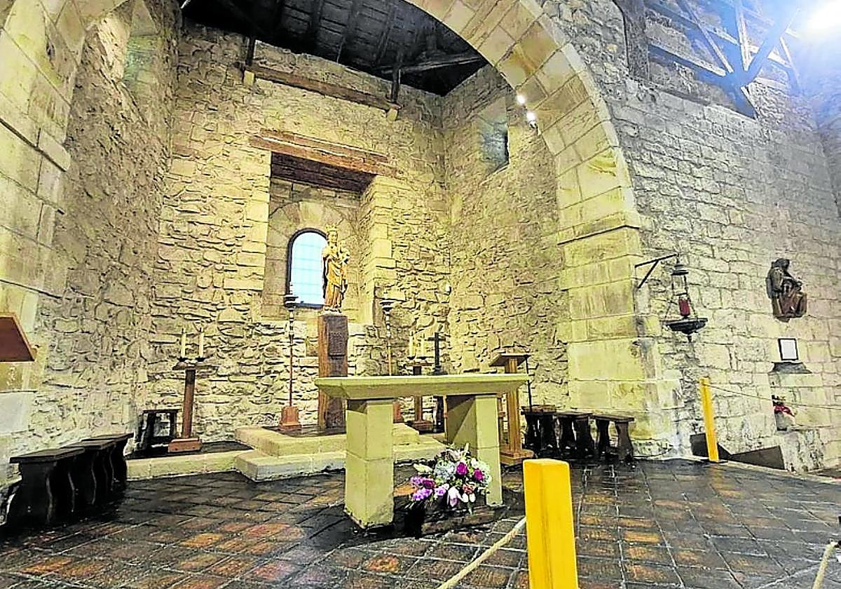 La imagen de la Virgen María preside el altar central.