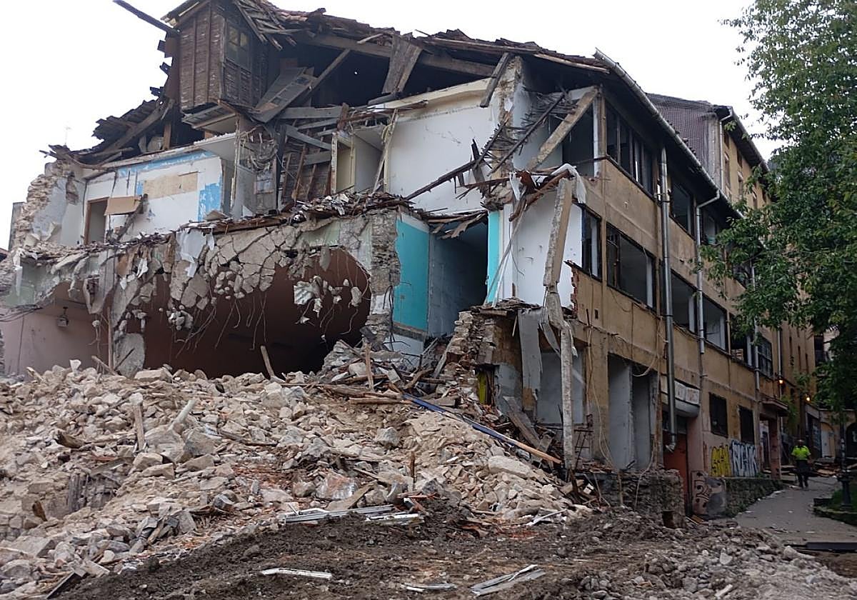 La antigua sala de cine del Novedades entre los escombros con las viviendas que tenía encima.