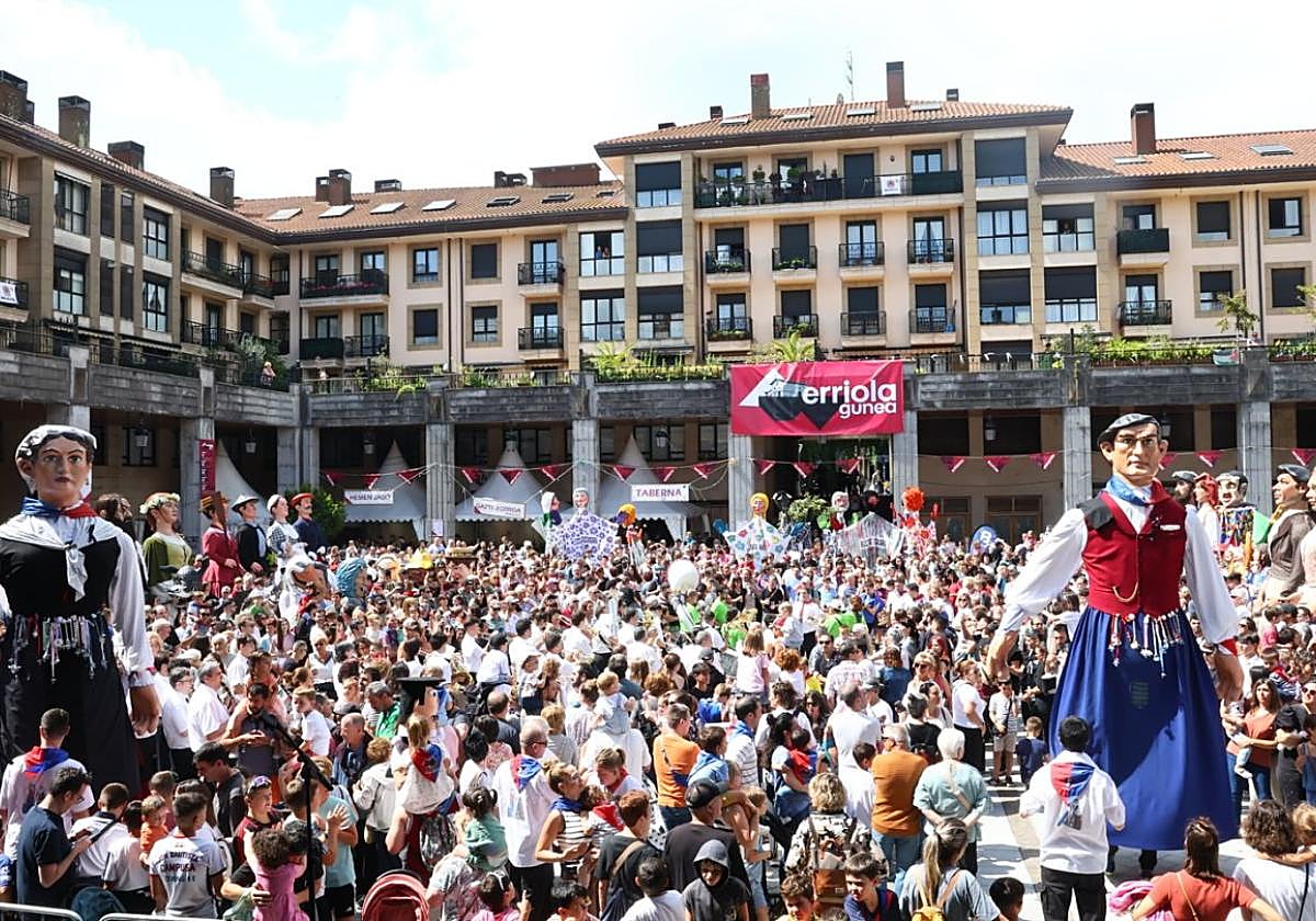 Los gigantes salieron a las calles durante las fiestas.