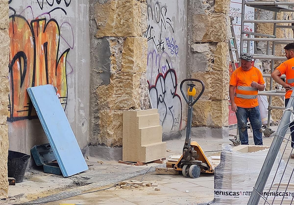 Los pilares están ya listos para recibir las piezas de cantería que ofrecerán su nueva imagen.