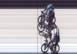 Photo finish de la segunda etapa de la Vuelta a Burgos, con Moschetti en el medio.