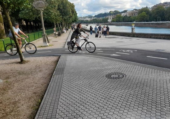 Señala Ignacio: «El cruce del bidegorri del paseo de Francia con la acera junto al puente de Santa Catalina es tan conflictivo como peligroso. Quienes van en bici ni se plantean reducir su velocidad y mucho menos frenar cuando pasa un peatón. Estaría bien colocar en el suelo del carril bici reductores y bandas para frenar a los despistados e incivilizados».