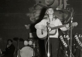 Joven guitarrista con pantalones, en uno de aquellos concursos de jóvenes valores en el teatro Bellas Artes.