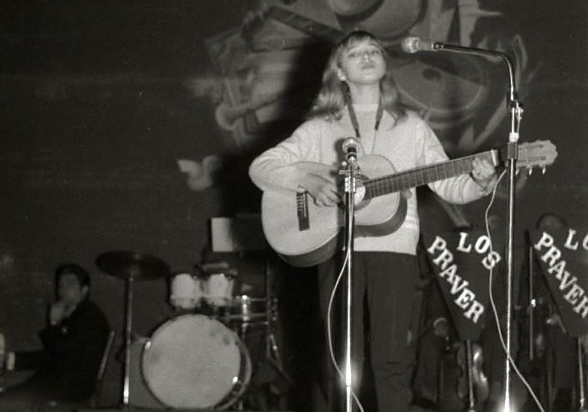 Joven guitarrista con pantalones, en uno de aquellos concursos de jóvenes valores en el teatro Bellas Artes.