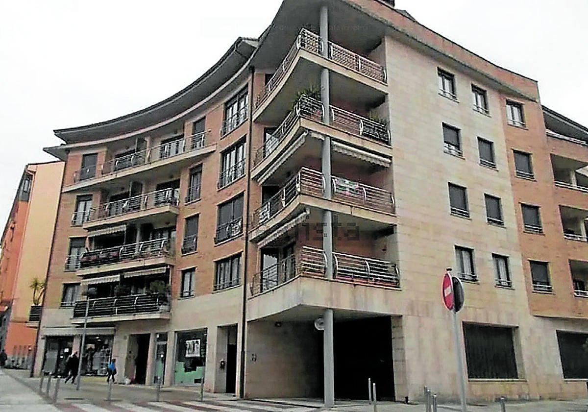 Imagen principal - Inmuebles okupados a la venta en Hernani, Aginaga (Usurbil) y Elgoibar.