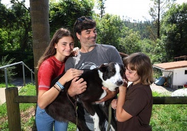La familia Landa de Zarautz posa con 'Bizkor' en las instalaciones de la protectora de animales de Gipuzkoa.