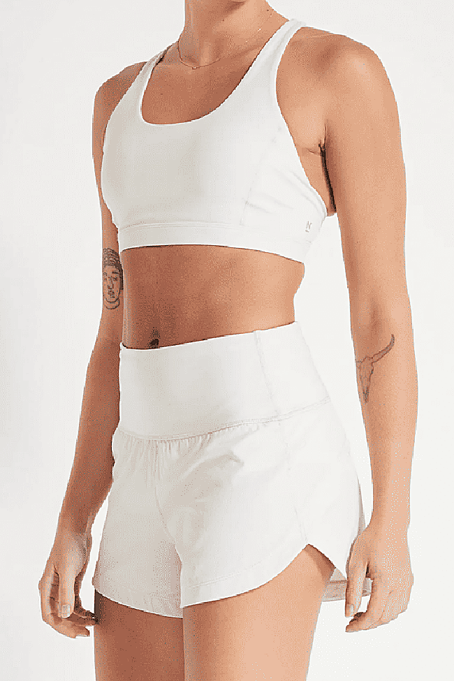 Conjunto blanco para hacer deporte y resaltar el bronceado del verano