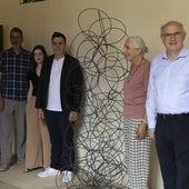 Soto, Goia, Belaunzaran, Jaca, Bernardo, García Gogorro y Alfaya posan con la creación de Zugasti en el claustro de San Telmo.