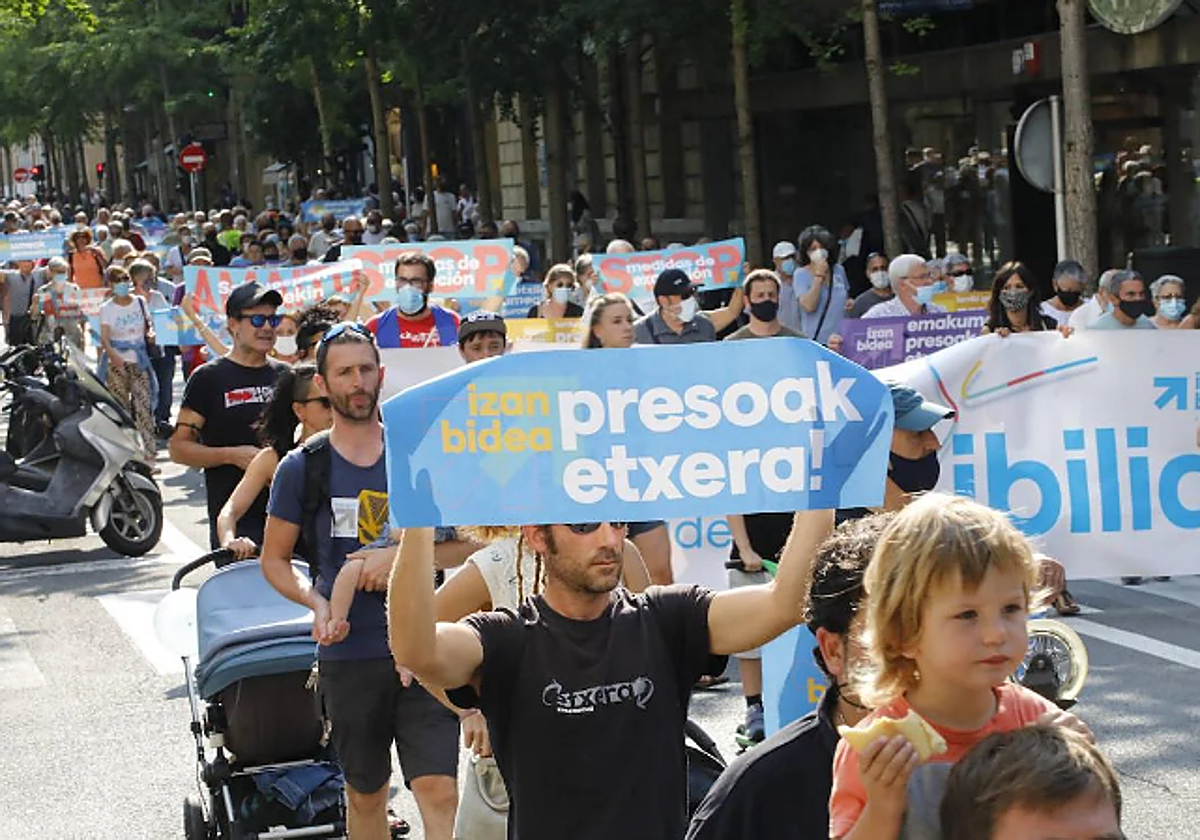 Manifestación de Sare por las calles de San Sebastián.