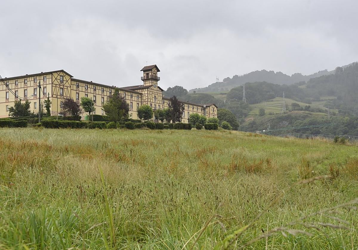 Zona verde junto a la residencia Iurreamendi que será acondicionada para acoger un nuevo espacio verde público en Tolosa.