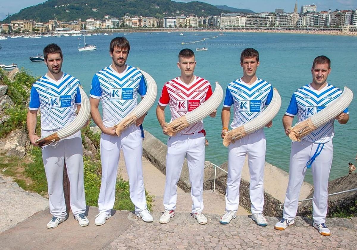 Los cinco remontistas que asistieron a la presentación del torneo en la zona del Pico del Loro.