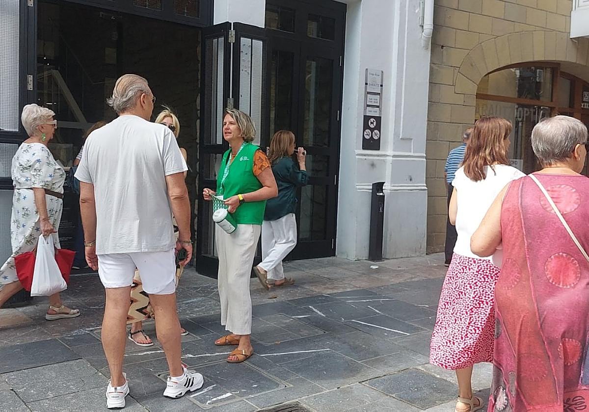 Una voluntaria solicitando ayuda este pasado fin de semana en las calles del centro de Zarautz.