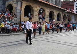 Txupinazo mundiala izan zen atzo Aian, sorpresa eta guzti. Jendetza bildu zen San Donato eta San Lorentzo jaien hasierako ekitaldietan.