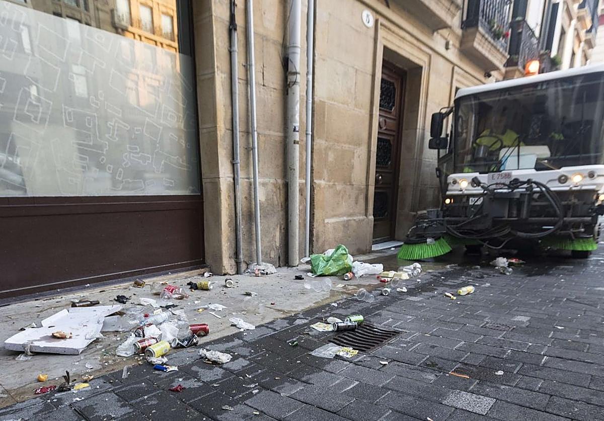 Las barredoras trabajarán desde primera hora de la mañana en Semana Grande para retirar la suciedad de las calles.