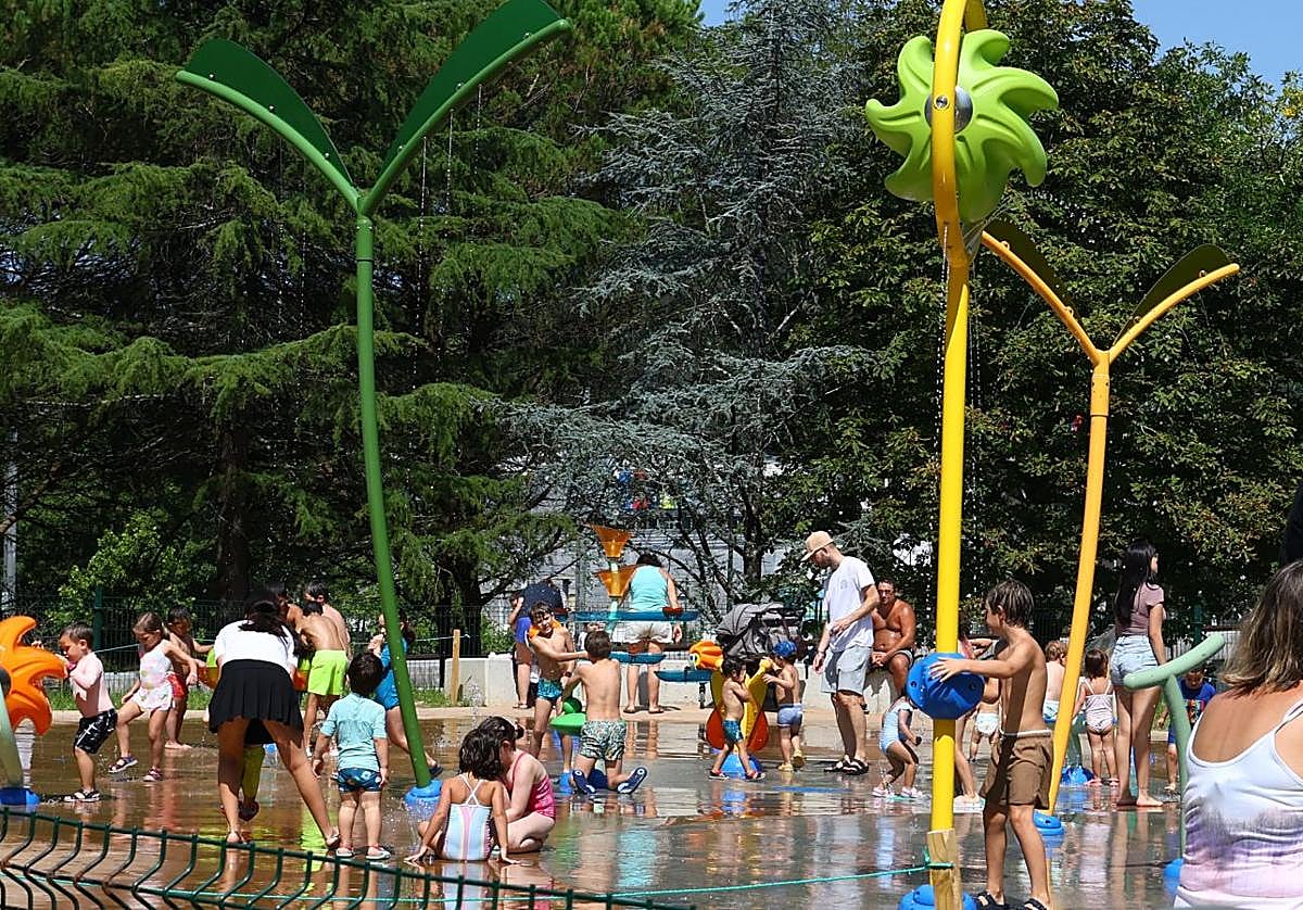 Un grupo de niños juegan en un parque de agua en Lasarte-Oria
