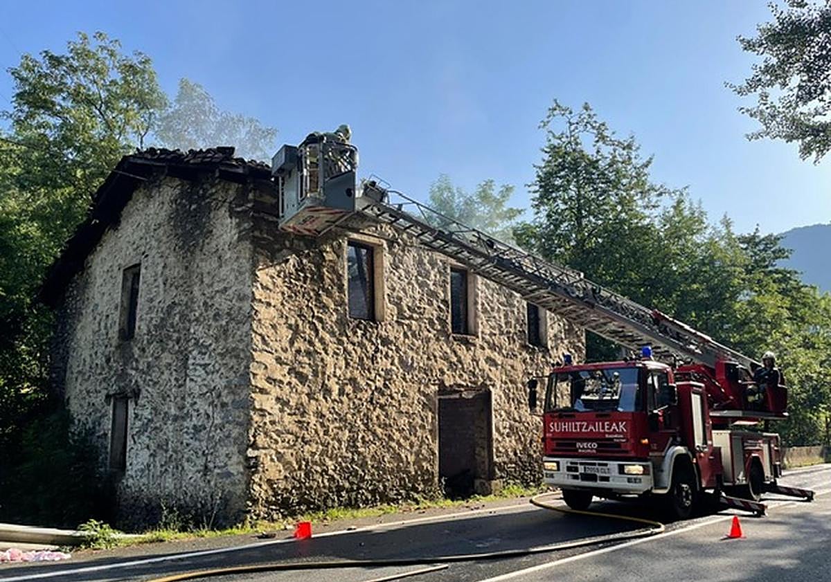 Imagen principal - Un incendio calcina un edificio deshabitado de Arrasate empleado como almacén de aperos y trastero