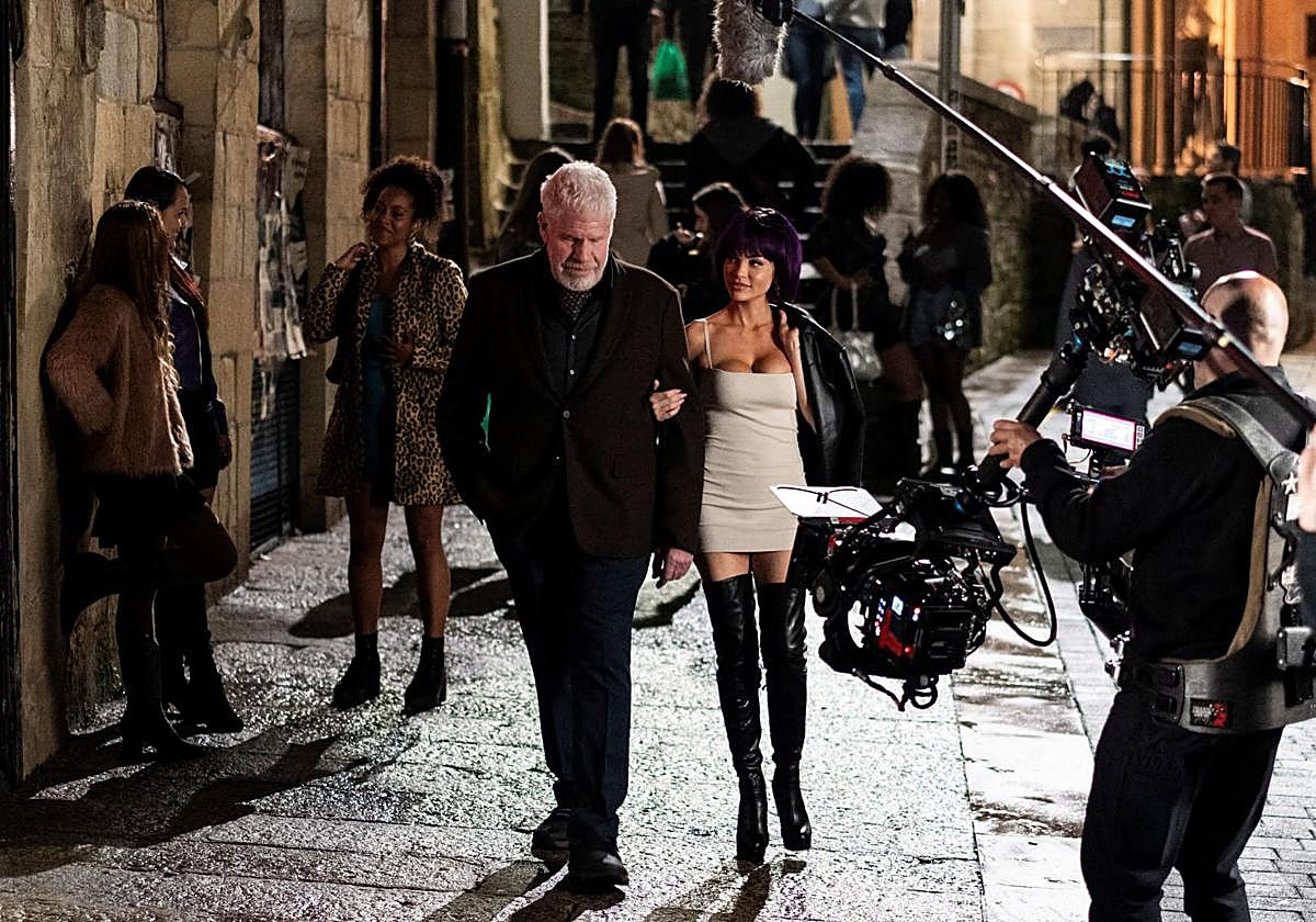 Ron Perlman y Natti Natasha durante el rodaje por las calles de la Parte Vieja donostiarra.