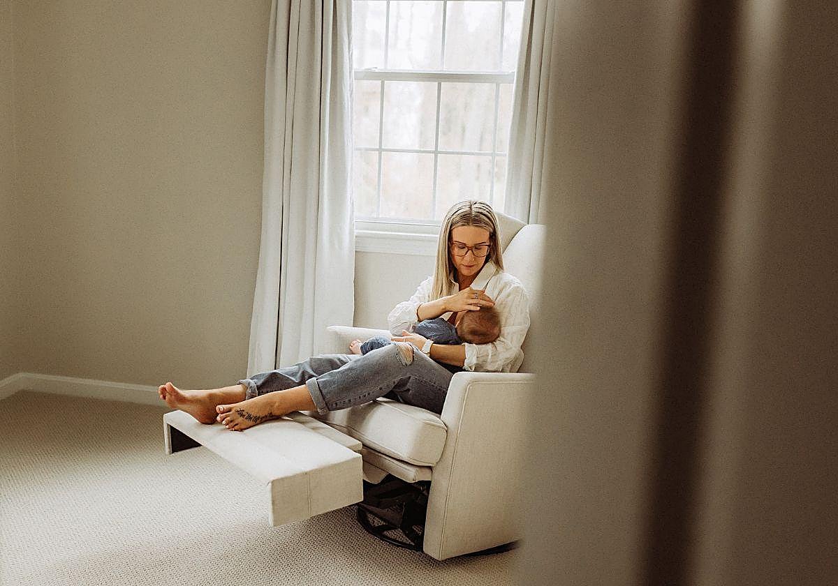 Mujeres convencidas de dar el pecho tras dar a luz abandonan esa práctica por culpa de bulos y redes sociales