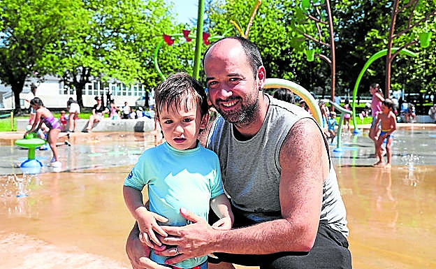 Iurgi abraza sonriente a su hijo Inar, en 'Atsobakar'.
