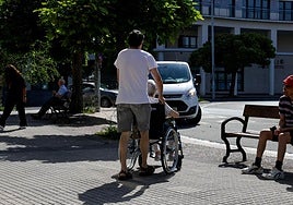 Un usuario pasea junto con un familiar en las inmediaciones de la resdeincia Txara I.