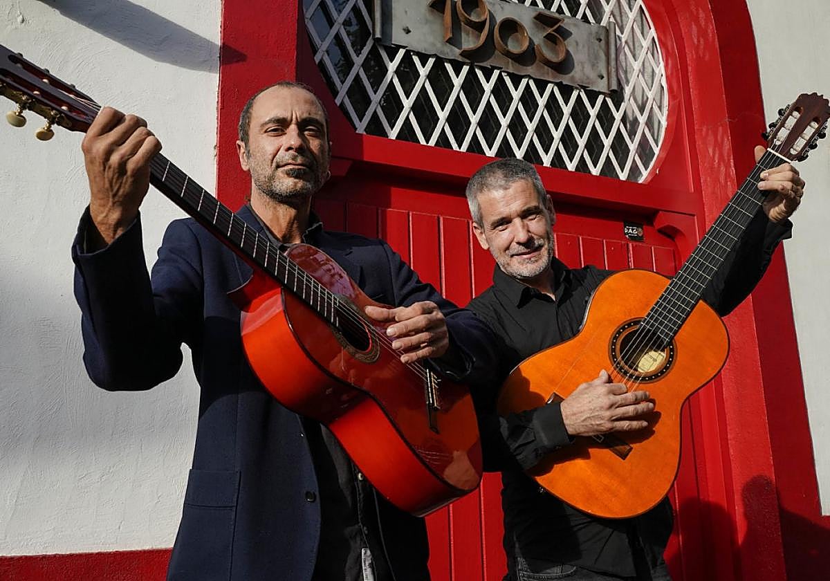 Dani e Igor, Igor (Iturria) y Dani rasguean sus guitarras en ausencia de su compañero Álvaro Urbano.