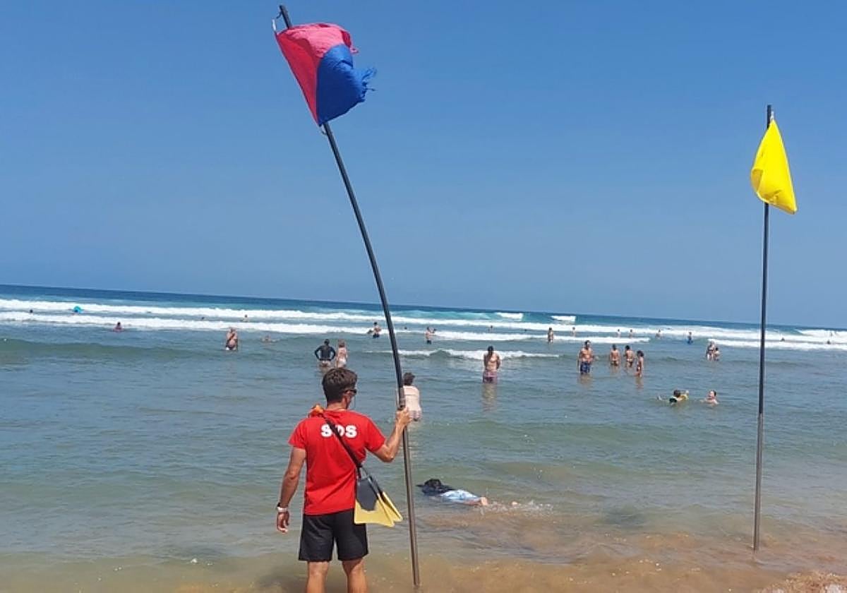 Ayer al mediodía predominaba la bandera amarilla para los bañistas, además de la bandera roja y azul para los surfistas.