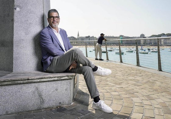 Eneko Goia, sentado en el Muelle con la bahía al fondo.