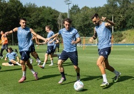 Barrenetxea, Odriozola, Brais y Oyarzabal juguetean durante el entrenamiento del viernes en Zubieta