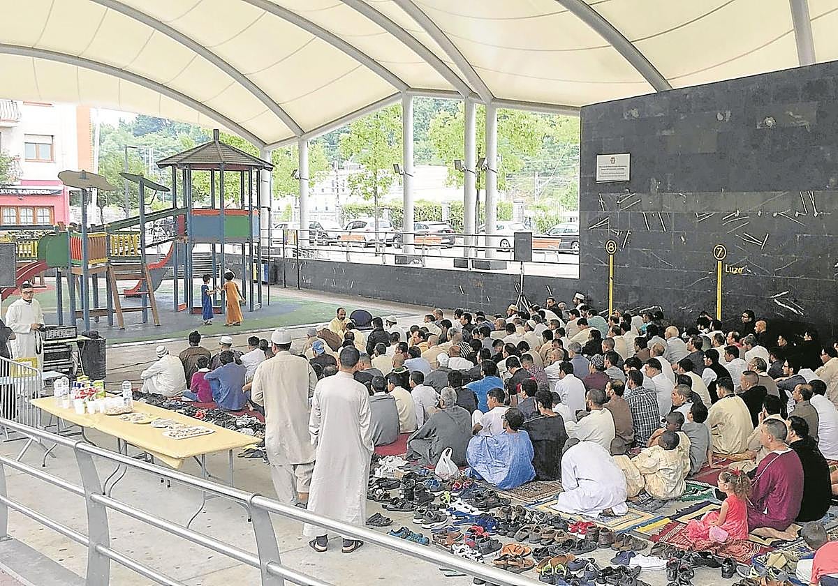 Musulmanes celebran el final del Ramadán en el frontón de Beasain.