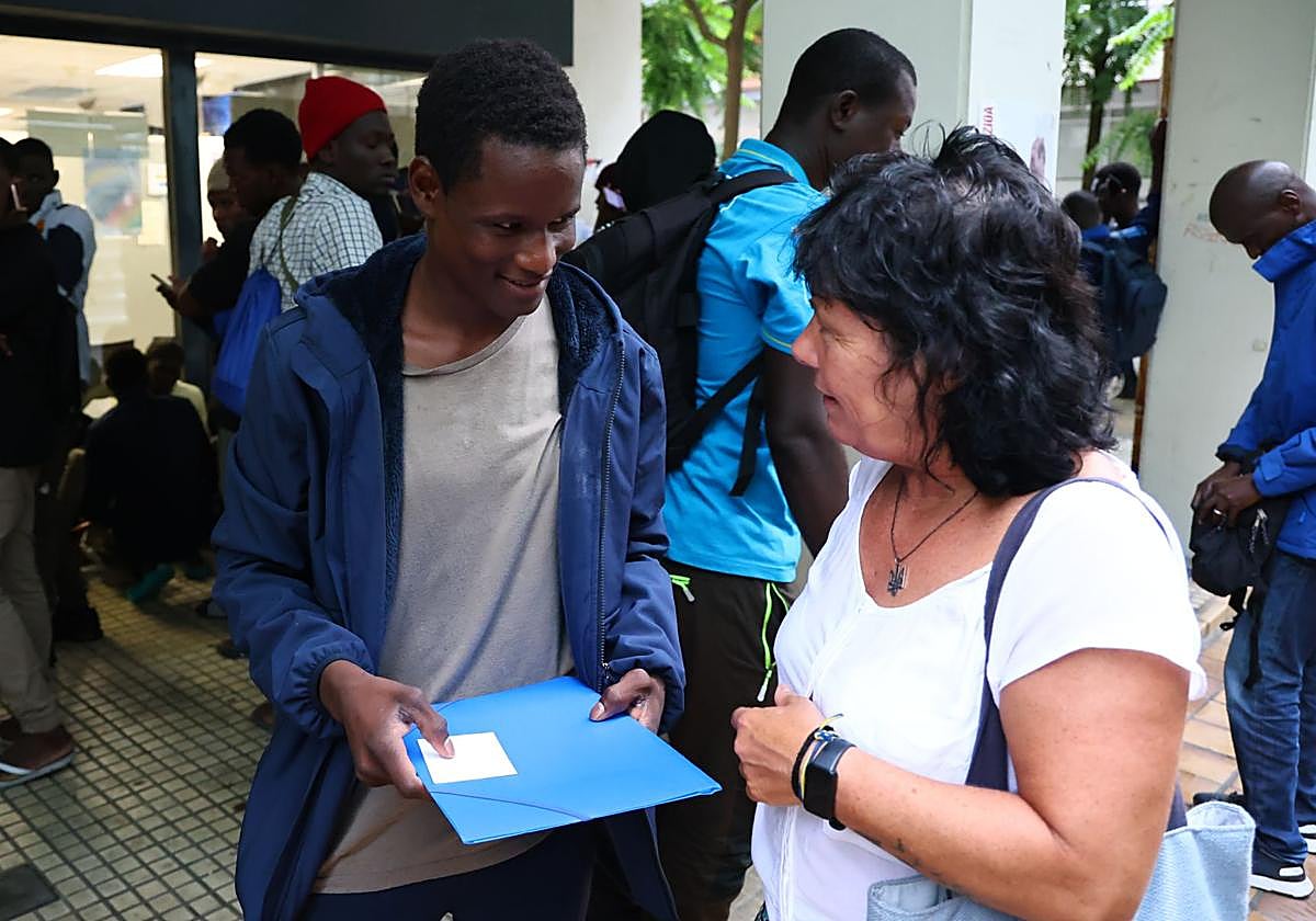 Samba conversa con una vecina de Amara Berri.