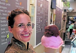 Marta Arnoldo sirviendo un helado a un cliente en la veterana heladería donostiarra.