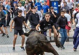 Son muchos los jóvenes que participan en la sokamuturra que este año se ha organizado los días 25, 28 y 29.
