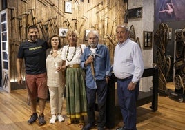 César Pérez de Tudela junto a Alex Txikon y sus acompañantes en el museo de Azpeitia.