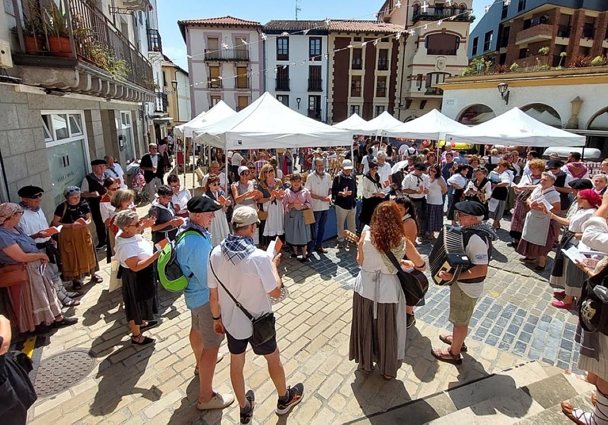 Kantujira izan zen Euskal Jai egunean, Larraina euskara taldeak eta Korokoiak taldeak antolatuta.