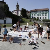 El mural participativo se pintó en Kasino Zaharra, bajo la guía de tres artistas hondarribitarras.