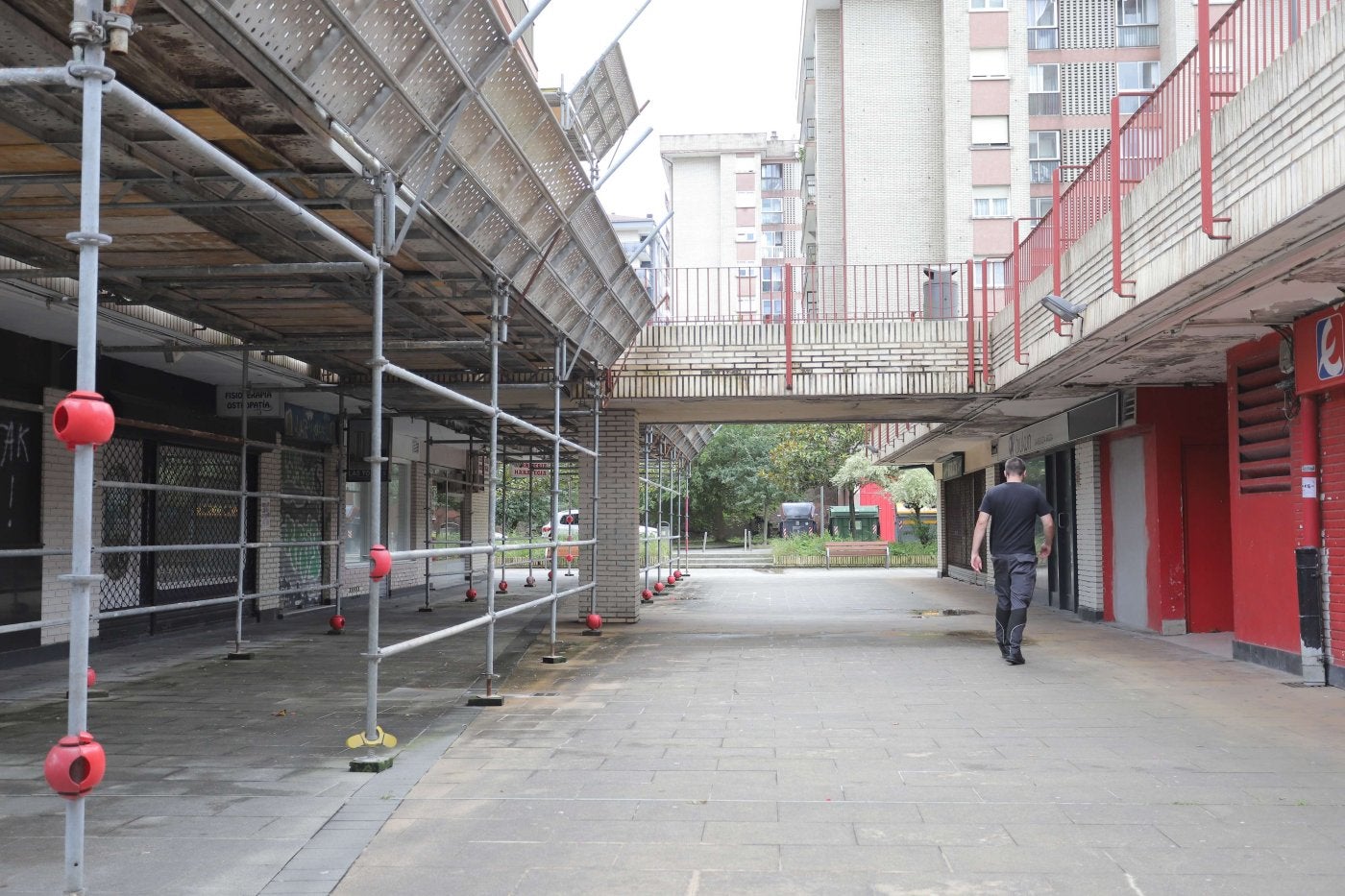 Un hombre ajeno a esta información camina por una plaza interior del barrio donostiarra de Altza.