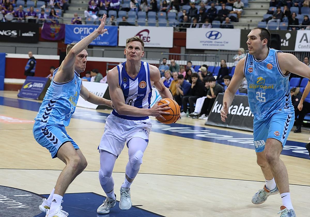 Sturup entra a canasta en un partido del pasado curso.