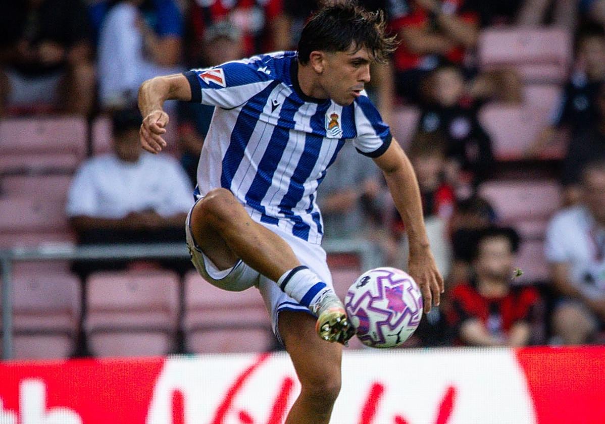 Jon Mikel Aramburu controla el balón durante el amistoso ante el Bournemouth.