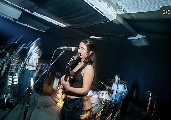 Nora Azurza es bajista del grupo donostiarra Indabe.