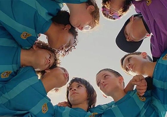 El equipo, unido, antes de iniciar un partido.